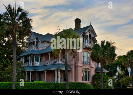 Southern mansions at sunset along the shoreline in the historical part of  CHARLESTON, SOUTH CAROLINA Stock Photo