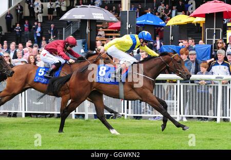 Mur Hiba and Kevin Manning (centre) win the K Club European Breeders Fund Maiden at Curragh Racecourse, Co. Kildare, Ireland. Stock Photo