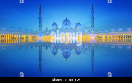 Sheikh Zayed Grand Mosque at dusk, Abu-Dhabi, UAE Stock Photo