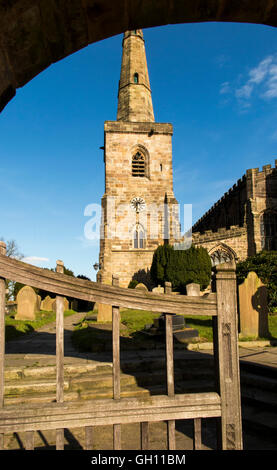 UK, England, Cheshire, Astbury, St Mary’s Church through arched stone lychgate Stock Photo