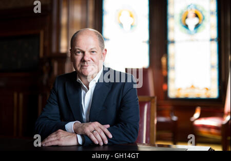 Hamburg, Germany. 25th July, 2016. Hamburg's first Mayor Olaf Scholz (SPD), giving an interview at the city hall in Hamburg, Germany, 25 July 2016. Photo: Daniel Reinhardt/dpa/Alamy Live News Stock Photo