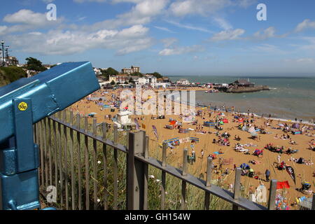 Broadstairs, Kent, UK. 7th August 2016. Visitors making the most of the hot summer weather on Viking Bay Beach. Credit:  Stone Bay Photography/Alamy Live News Stock Photo