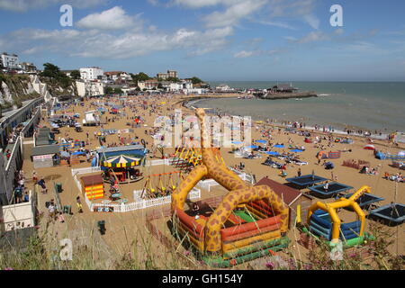Broadstairs, Kent, UK. 7th August 2016. Visitors making the most of the hot summer weather on Viking Bay Beach. Credit:  Stone Bay Photography/Alamy Live News Stock Photo