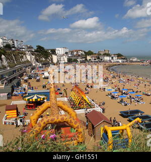 Broadstairs, Kent, UK. 7th August 2016. Visitors making the most of the hot summer weather on Viking Bay Beach. Credit:  Stone Bay Photography/Alamy Live News Stock Photo