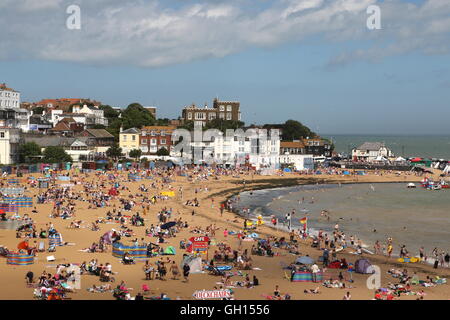 Broadstairs, Kent, UK. 7th August 2016. Visitors making the most of the hot summer weather on Viking Bay Beach. Credit:  Stone Bay Photography/Alamy Live News Stock Photo