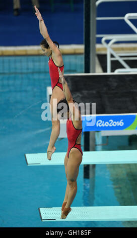 Rio de Janeiro, Brazil. 07th Aug, 2016. China's Wu Minxia and China's Shi Tingmao compete during the Women's Synchronised 3m Springboard Swimming event of the Rio 2016 Olympic Games at the Olympic Aquatics Stadium, Rio de Janeiro, Brazil, 7 August 2016. Photo: Lukas Schulze/dpa Credit:  dpa picture alliance/Alamy Live News Stock Photo