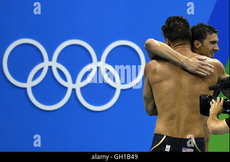 Rio De Janeiro, Brazil 7th Aug, 2016. Michael Phelps (R) from the United States of America hugs with his teammate after the swimming final of men's 4x100m freestyle relay at the 2016 Rio Olympic Games in Rio de Janeiro, Brazil, on Aug. 7, 2016. The United States won the gold medal with 3 minutes 9.92 seconds.?Xinhua/Wang Peng?(xr) Credit:  Cao Can/Xinhua/Alamy Live News Stock Photo