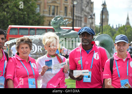 Trafalgar Square, London, UK. 8th August 2016. Dame Barbara Windsor DBE joins Mayor's Team London Ambassadors to show London Stock Photo