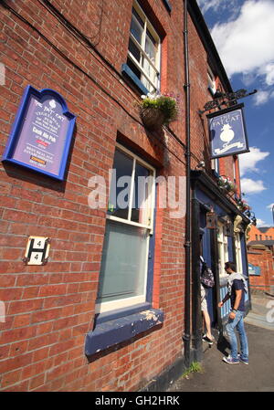 People enter the Fat Cat public house on Alma Street in the Kelham Island area of Sheffield, South Yorkshire Northern England,UK Stock Photo