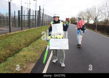 AWE ALDERMASTON AGAINST ATOMIC WEAPONS - TRIDENT - PROTESTERS GATHER AT GATES Stock Photo