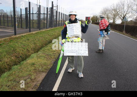 AWE ALDERMASTON AGAINST ATOMIC WEAPONS - TRIDENT - PROTESTERS GATHER AT GATES Stock Photo