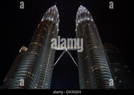 KUALA-LUMPUR - NOVEMBER 28: 'Petronas Twin towers' on November 28, 2015 in Kuala Lumpur, Malaysia. 'Petronas towers' were talles Stock Photo