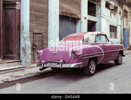 Havana street scene - Chevrolet Bel Air American classic car in La Habana Vieja, Cuba Stock Photo