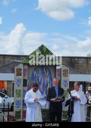 Three clergymen blessing the Higher Buxton Well at Buxton Well Dressing Festival, Derbyshire Stock Photo