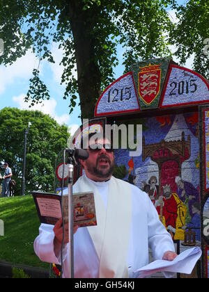 The Rev John Hudghton blessing a Magna Carta themed well dressing at St Ann's Well, Buxton, Derbyshire Stock Photo