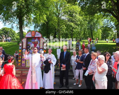 The Rev John Hudghton blessing a Magna Carta themed well dressing at St Ann's Well, Buxton, Derbyshire Stock Photo