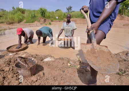 geography / travel, Sierra Leone, diamond hunters searching with strain and scoop in a mine to diamond, nearby Koidu, Kono district, Eastern Province, Additional-Rights-Clearance-Info-Not-Available Stock Photo