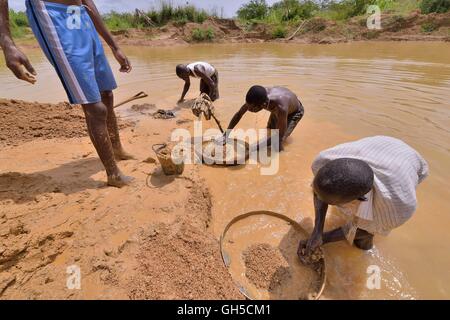 geography / travel, Sierra Leone, diamond hunters searching with strain and scoop in a mine to diamond, nearby Koidu, Kono district, Eastern Province, Additional-Rights-Clearance-Info-Not-Available Stock Photo