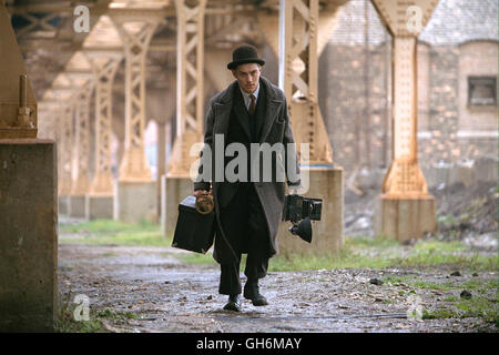 ROAD TO PERDITION / Road to Perdition USA 2002 / Sam Mendes Maguire (JUDE LAW) Regie: Sam Mendes aka. Road to Perdition Stock Photo