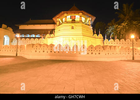 Golden statues, Temple of the Tooth, Kandy, Sri Lanka Stock Photo - Alamy