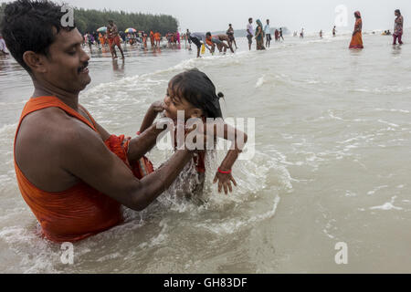 Kolkata, Indian state West Bengal. 8th Aug, 2016. Indian Hindu devotees take holy dip before offering prayers to Lord Shiva, Hindu god of destruction, during Shravan festivities at the confluence of the River Ganges and the Bay of Bengal, some 150 km south of Calcutta, capital of eastern Indian state West Bengal, Aug. 8, 2016. © Tumpa Mondal/Xinhua/Alamy Live News Stock Photo