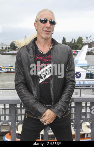 Hamburg, Germany. 08th Aug, 2016. The US american musician Dee Snider is usually the frontman of Twisted Sister. Now he presented his new solo record 'We Are The Ones' on monday 8th of august at the Hard Rock Café in Hamburg. | usage worldwide © dpa/Alamy Live News Stock Photo