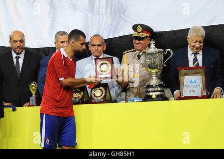 Alexandria, Cairo, Egypt. 8th Aug, 2016. Zamalek players celebrate with the trophy after winning their Egyptian Cup finals derby soccer match against Al Ahly in Borg El-Arab Stadium near Alexandria, Egypt, Aug 8, 2016 © Stringer/APA Images/ZUMA Wire/Alamy Live News Stock Photo