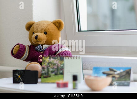 Hanover, Germany. 05th Aug, 2016. A teddy bear sits on a table in an examination room at the Network for Traumatized Refugees in Lower Saxony in Hanover, Germany, 05 August 2016. The Network for Traumatized Refugees in Lower Saxony sees to the urgent treatment and placement in psychological care for traumatized refugees. Photo: SEBASTIAN GOLLNOW/dpa/Alamy Live News Stock Photo