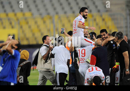 Alexandria, Cairo, Egypt. 8th Aug, 2016. Zamalek players celebrate with the trophy after winning their Egyptian Cup finals derby soccer match against Al Ahly in Borg El-Arab Stadium near Alexandria, Egypt, Aug 8, 2016 © Stringer/APA Images/ZUMA Wire/Alamy Live News Stock Photo