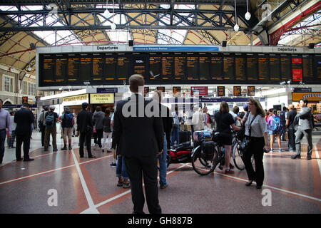 London, UK. 9 August 2016. Commuters are disrupted by delays. Members of the RMT union on picket line outside Victoria Station on day two of their five day strike in protest against changes to the role of guards on the platform and the impact on passenger safety. Credit:  Dinendra Haria/Alamy Live News Stock Photo