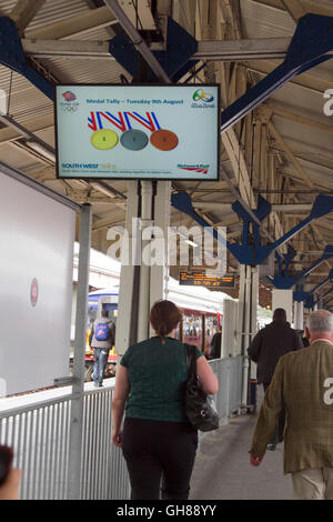 London, UK. 9th August 2016. Commuters walk under an electronic board at Wimbledon station advertising Team GB medal tally at the Rio 2016 Olympics Credit:  amer ghazzal/Alamy Live News Stock Photo