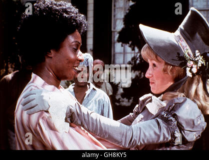 ROOTS / Kizzy USA 1977 / John Erman Szene: Kunta Kintes Tochter Kizzy (LESLIE UGGAMS) wird die Vertraute von Missy Anne (SANDY DUNCAN). Regie: John Erman aka. Kizzy Stock Photo