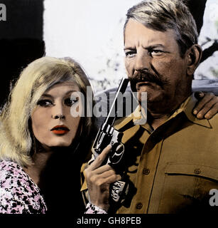 BONNIE UND CLYDE / Bonnie and Clyde USA 1967 / Arthur Penn FAYE DUNAWAY (Bonnie Parker), DENVER PYLE (Frank Hamer) Regie: Arthur Penn aka. Bonnie and Clyde Stock Photo