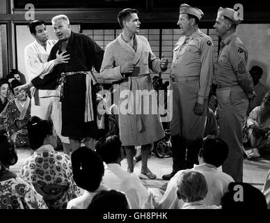 DAS KLEINE TEEHAUS / The Teahouse of the August Moon USA 1956 / Daniel Mann Szene mit MARLON BRANDO (Sakini), EDDIE ALBERT (Capt. McLean), GLENN FORD (Capt. Fisby), PAUL FORD (Col. Purdy), HARRY MORGAN (Sgt. Gregovich) Regie: Daniel Mann aka. The Teahouse of the August Moon Stock Photo