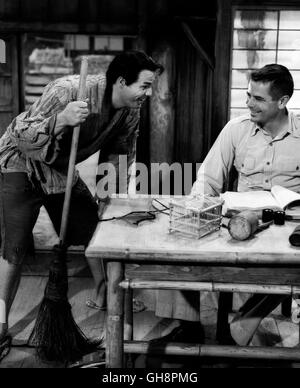 DAS KLEINE TEEHAUS / The Teahouse of the August Moon USA 1956 / Daniel Mann MARLON BRANDO (Sakini), GLENN FORD (Capt. Fisby) Regie: Daniel Mann aka. The Teahouse of the August Moon Stock Photo