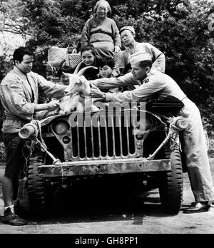 DAS KLEINE TEEHAUS / The Teahouse of the August Moon USA 1956 / Daniel Mann Szene mit MARLON BRANDO (Sakini), GLENN FORD (Capt. Fisby), japanischen Statisten und einer Ziege. Regie: Daniel Mann aka. The Teahouse of the August Moon Stock Photo