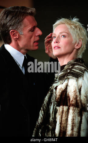 CATWOMAN / USA 2004 / Pitof Georges Hedare (LAMBERT WILSON) und Laurel Hedare (SHARON STONE) Regie: Pitof Stock Photo