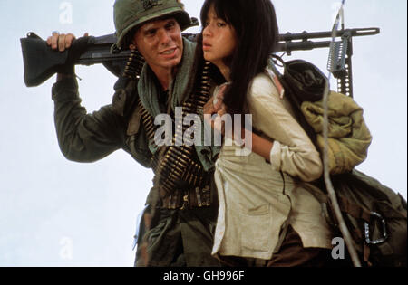 DIE VERDAMMTEN DES KRIEGES / Casualties of War USA 1989 / Brian de Palma Im Dschungel von Vietnam entführt eine Gruppe von amerikanischen Soldaten ein vietnamesisches Mädchen. Szene mit DON HARVEY (Clark) und THUY THU LE (Oahn) Regie: Brian de Palma aka. Casualties of War Stock Photo