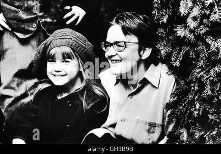 DER GEHEIME GARTEN / The Secret Garden USA 1993 / Agnieszka Holland Die kleine Darstellerin KATE MABERLY mit Regisseurin AGNIESZKA HOLLAND während der Dreharbeiten. Regie: Agnieszka Holland aka. The Secret Garden Stock Photo