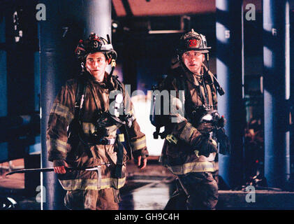 EINHEIT 49 / Ladder 49 USA 2004 / Jay Russell Die Feuerwehrmänner von der Einheit 49: Jack Morrison (JOAQUIN PHOENIX), Chief Kennedy (JOHN TRAVOLTA) Regie: Jay Russell aka. Ladder 49 Stock Photo