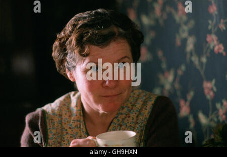 VERA DRAKE Vera Drake UK/France/New Zealand 2004 Mike Leigh Vera Drake (IMELDA STAUNTON) Film, Fernsehen, Kino, Drama, Portrait Regie: Mike Leigh aka. Vera Drake Stock Photo