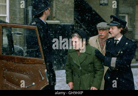 VERA DRAKE Vera Drake UK/France/New Zealand 2004 Mike Leigh Vera Drake (IMELDA STAUNTON) bei ihrer Verhaftung. Film, Fernsehen, Kino, Drama Regie: Mike Leigh aka. Vera Drake Stock Photo