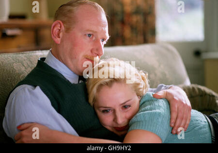 VERA DRAKE Vera Drake UK/France/New Zealand 2004 Mike Leigh Stans Bruder Frank (ADRIAN SCARBOROUGH) mit seiner Frau Joyce (HEATHER CRANEY) Film, Fernsehen, Kino, Drama Regie: Mike Leigh aka. Vera Drake Stock Photo