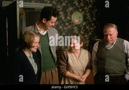 VERA DRAKE Vera Drake UK/France/New Zealand 2004 Mike Leigh Tochter Ethel (ALEX KELLY), Sohn Sid (DANIEL MAYS) mit ihren Eltern Vera und Stan Drake (IMELDA STAUNTON, PHIL DAVIES) Film, Fernsehen, Kino, Drama Regie: Mike Leigh aka. Vera Drake Stock Photo