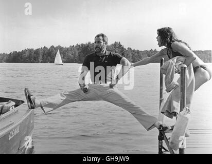 AM GOLDENEN SEE On Golden Pond USA 1981 Mark Rydell Vergeblich versucht Chelsea (JANE FONDA) ihrem Freund Bill (DABNEY COLEMAN) zu helfen, trotz seines 'Fehltritts' trocken zu bleiben... Film, Fernsehen, Drama, 80er Regie: Mark Rydell aka. On Golden Pond Stock Photo