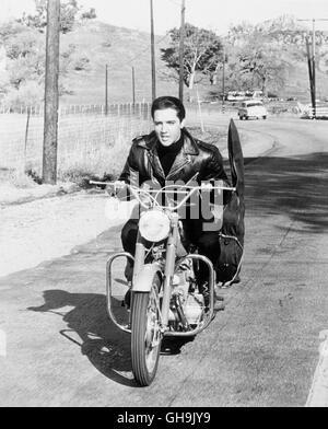 ELIVS PRESLEY ELVIS PRESLEY auf dem Motorrad, Filmszene aus 'Roustabout' (KÜnig der heißen Rhythmen), 1964. Film, Fernsehen, Portrait, Schauspieler, Musik, Sänger, 60er Stock Photo