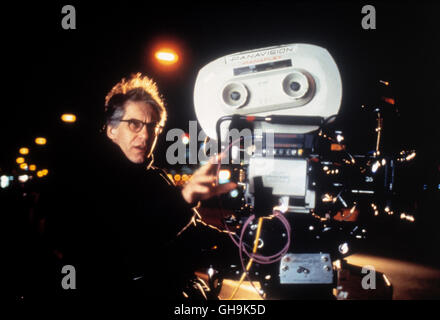 CRASH Crash GB/Kanada 1995 David Cronenberg Regisseur DAVID CRONENBERG während der Dreharbeiten. Film, Fernsehen, Erotikthriller, 90er, Regisseur, Filmkamera Regie: David Cronenberg aka. Crash Stock Photo