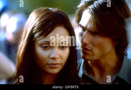 MISSION IMPOSSIBLE II Mission: Impossible II USA 2000 John Woo Nyah (THANDIE NEWTON) und Ethan (TOM CRUISE) Film, Fernsehen, Actionfilm Regie: John Woo aka. Mission: Impossible II Stock Photo