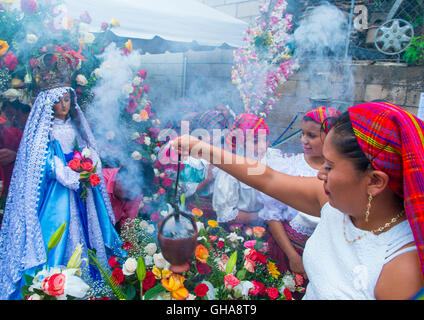 Salvadorian women participate in the procession of the Flower & Palm Festival in Panchimalco, El Salvador Stock Photo