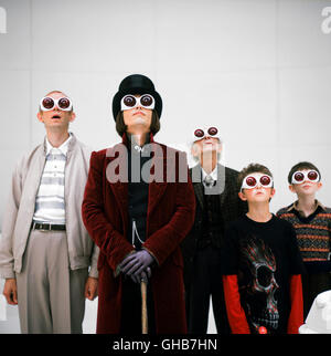 CHARLIE UND DIE SCHOKOLADENFABRIK Charlie and the Chocolate Factory USA/UK 2005 Tim Burton Mr. Teavee (ADAM GODLEY), Willy Wonka (JOHNNY DEPP), Grandpa Joe (DAVID KELLY), Mike Teavee (JORDAN FRY), Charlie Bucket (FREDDIE HIGHMORE) Regie: Tim Burton aka. Charlie and the Chocolate Factory Stock Photo